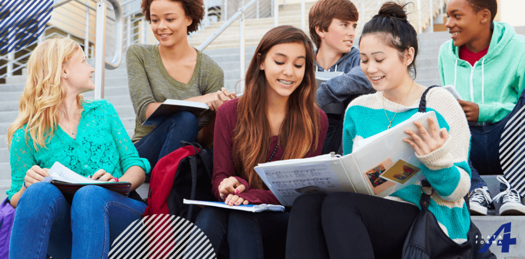 Estudantes conversando sobre os itinerários formativos