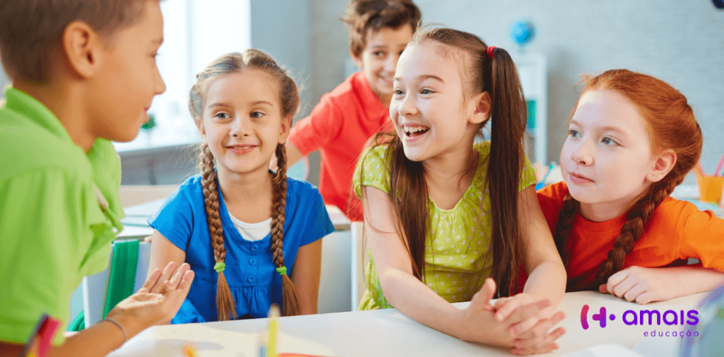 Foto crianças conversando na escola desenvolvendo competências socioemocionais