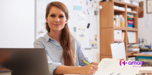 Pessoa sentada a mesa no escritório identificando oportunidades de aprendizagem