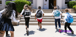 Crianças chegando na escola após o processo de renovação de matrícula