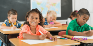 Crianças em sala de aula após escola aumentar a retenção de alunos