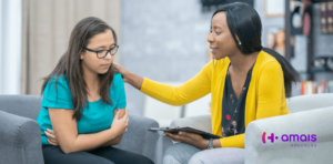 Duas mulheres conversando em ritual de acolhimento na campanha setembro amarelo na escola