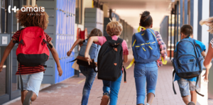 crianças correndo no corredor da escola